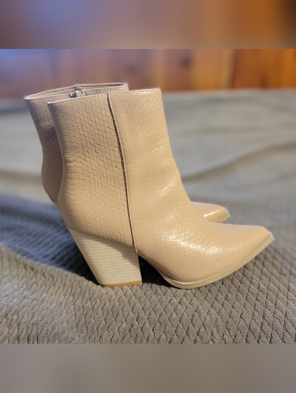 Oasis Society Sonia Croc Booties in Beige Vegan Leather, Zipper, EUC, Size 6.5